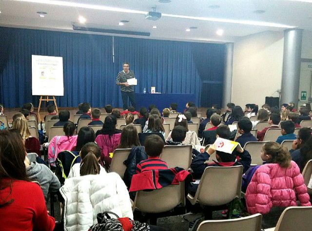 450 escolares lorquinos tendrán la oportunidad de conocer los libros del escritor Rafael Estrada gracias a los Encuentros con Autor de la Red de Bibliotecas Municipales - 1, Foto 1