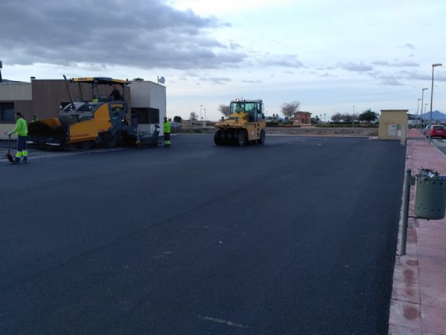 El Ayuntamiento acondiciona el entorno del local social y del consultorio médico de la pedanía de Marchena y lo dota de un nuevo pavimento gracia a una inversión regional de 22.800 € - 1, Foto 1