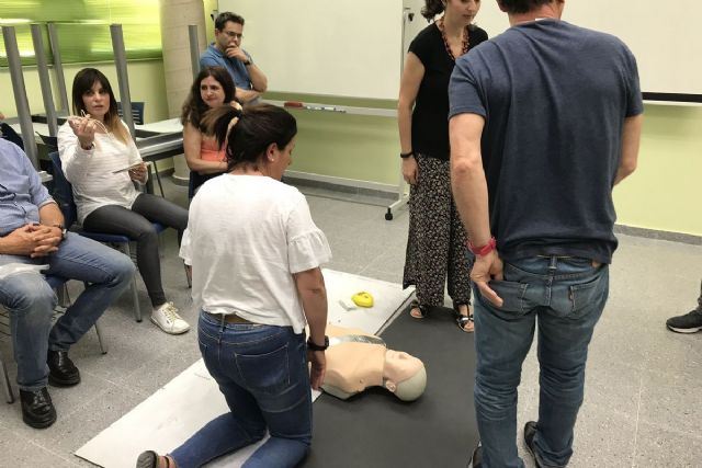 Los profesores de 12 colegios de Cartagena se formarán en reanimación cardiopulmonar y en el uso del desfibrilador automatizado - 1, Foto 1