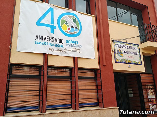 Colocan una pancarta del 40 Aniversario del Trasvase Tajo-Segura en la fachada de la Comunidad de Regantes de Totana, Foto 1