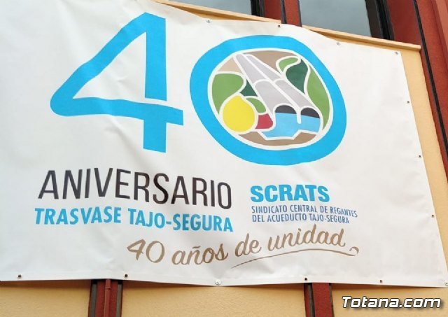 Colocan una pancarta del 40 Aniversario del Trasvase Tajo-Segura en la fachada de la Comunidad de Regantes de Totana, Foto 2