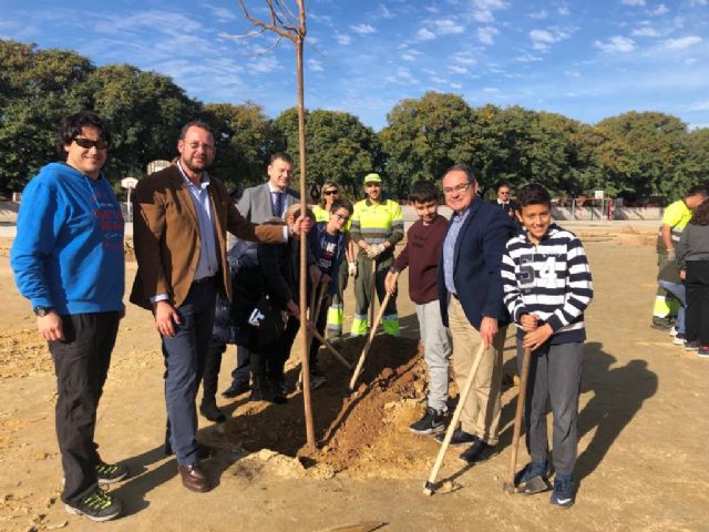 Cerca de 80 alumnos del colegio Juan XXIII se suman al Plan Foresta con la plantación de nuevo arbolado - 1, Foto 1