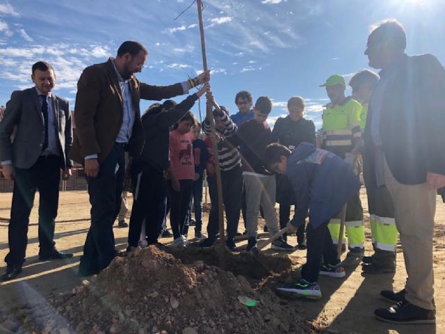 Cerca de 80 alumnos del colegio Juan XXIII se suman al Plan Foresta con la plantación de nuevo arbolado - 2, Foto 2