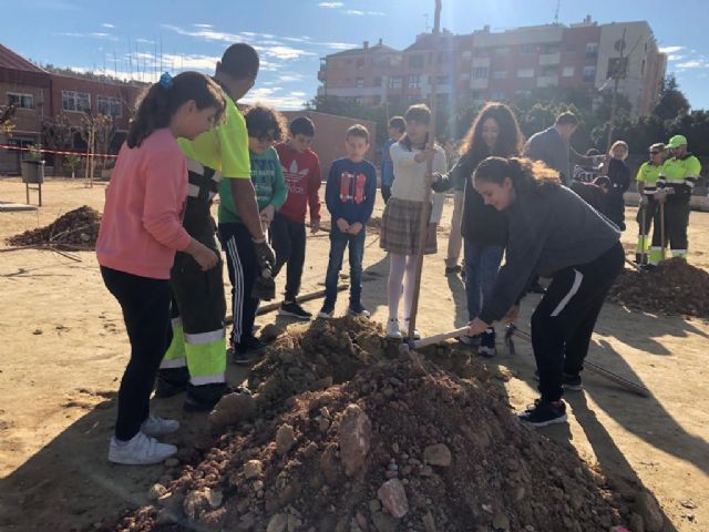 Cerca de 80 alumnos del colegio Juan XXIII se suman al Plan Foresta con la plantación de nuevo arbolado - 4, Foto 4