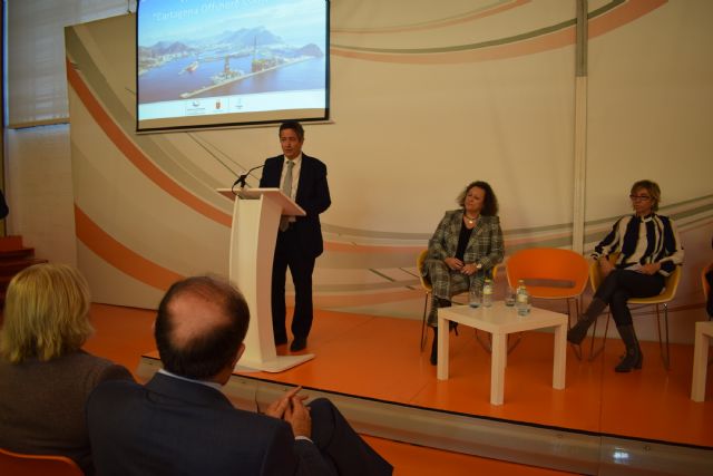 La Comunidad apuesta por impulsar Cartagena como puerto de referencia para el mantenimiento de buques plataforma - 1, Foto 1