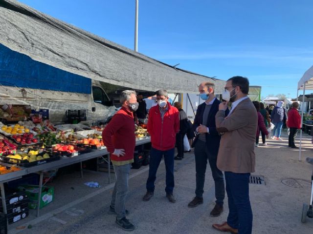 El alcalde de Lorca anima a los vecinos y vecinas a comprar en el mercado semanal del Huerto de la Rueda en el que se garantiza el correcto cumplimiento de las medidas sanitarias - 1, Foto 1
