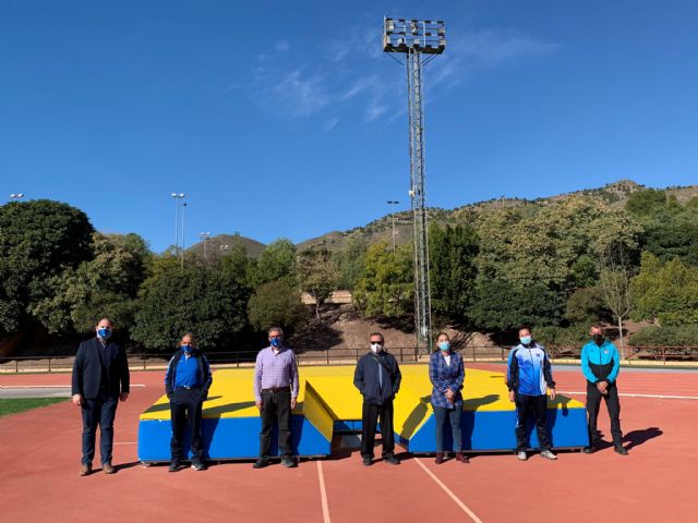 La Concejalía de Deportes adquiere una colchoneta de pértiga con la que Lorca podrá optar a acoger competiciones nacionales e internacionales - 1, Foto 1