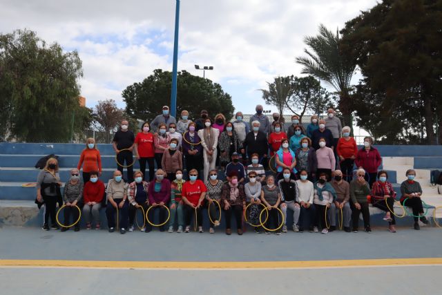 La alcaldesa y la edil de Tercera Edad visitan a los participantes en el taller de danzaterapia - 1, Foto 1