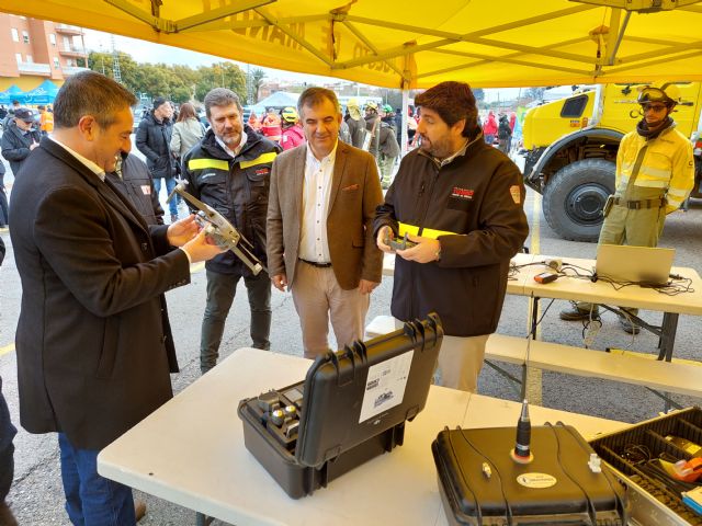 Vehículos,  profesionales y voluntarios de emergencias participan en el Día Europeo del 112 en Alcantarilla - 2, Foto 2