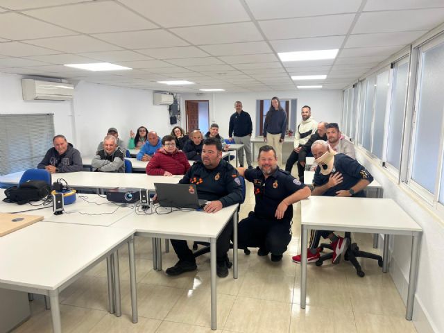 Usuarios de Afemac visitan la base de Protección Civil - 1, Foto 1