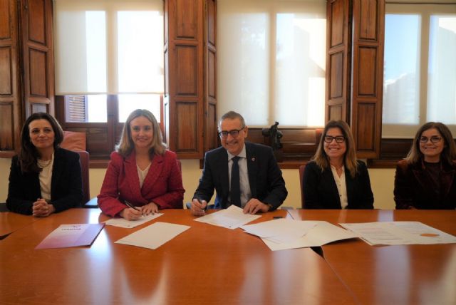 Política Social y Universidad de Murcia firman un convenio para abordar situaciones de desigualdad en la Región - 1, Foto 1