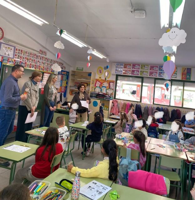 La Concejalía de Familia entrega señaladores adhesivos al alumnado del CEP Nuestra Señora de la Consolación con motivo del Día Internacional de la Mujer y la Niña en la Ciencia - 1, Foto 1