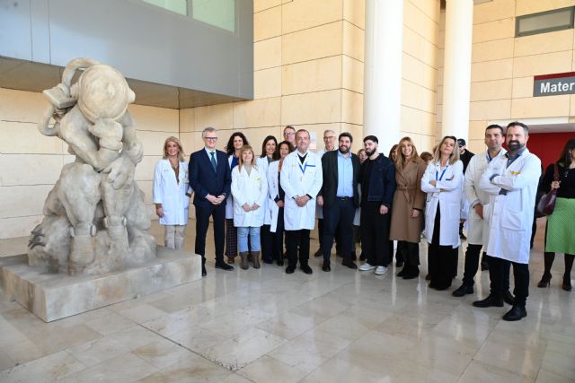 El artista y tatuador murciano Joaquín Ganga dona a la Arrixaca una escultura con motivo del 50 aniversario del hospital - 1, Foto 1