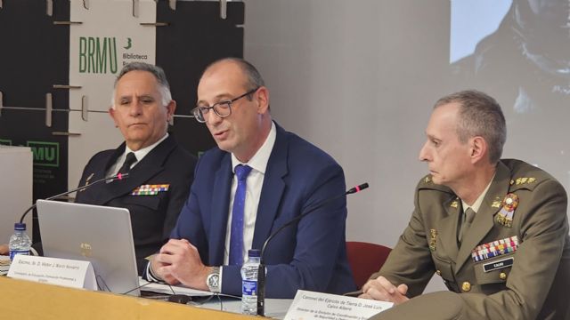 Medio centenar de docentes se forman sobre paz, seguridad y defensa - 1, Foto 1