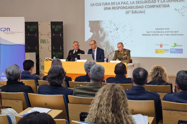 Medio centenar de docentes se forman sobre paz, seguridad y defensa - 2, Foto 2