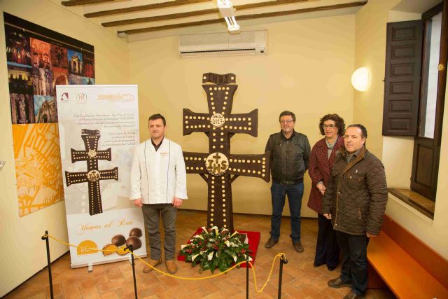 Donan una réplica de la Cruz de Caravaca de chocolate y dos metros de altura al Museo de la Fiesta - 1, Foto 1