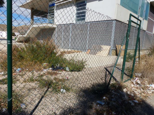 El IES Pérez Casas, dentro y fuera del recinto, acumula montones de basura - 1, Foto 1