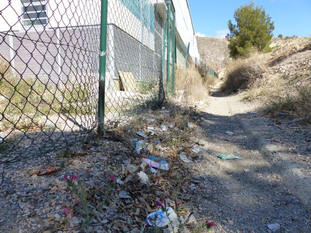 El IES Pérez Casas, dentro y fuera del recinto, acumula montones de basura - 2, Foto 2