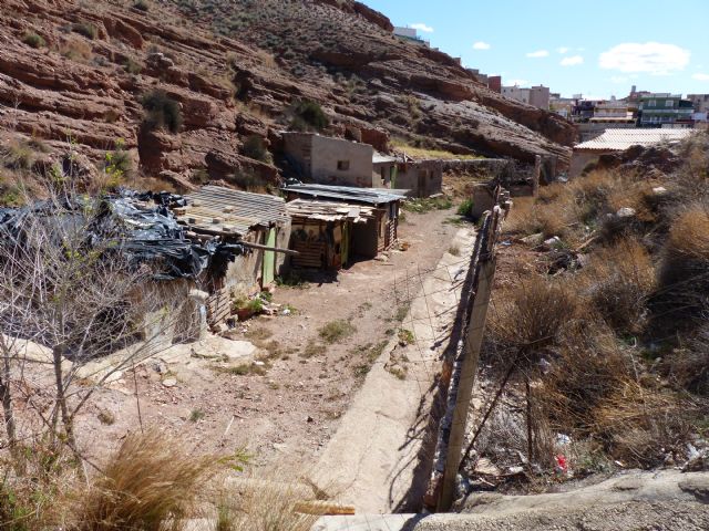 El IES Pérez Casas, dentro y fuera del recinto, acumula montones de basura - 3, Foto 3