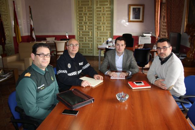 El Alcalde y el Concejal de Seguridad Ciudadana se reúnen con los Sargentos de la Polícia Local y Guardia Civil - 1, Foto 1