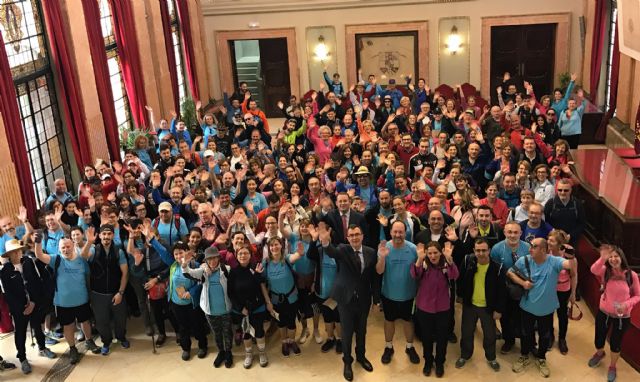 José Ballesta da la bienvenida a Murcia a 200 peregrinos oriolanos que realizan el Camino de la Cruz - 1, Foto 1