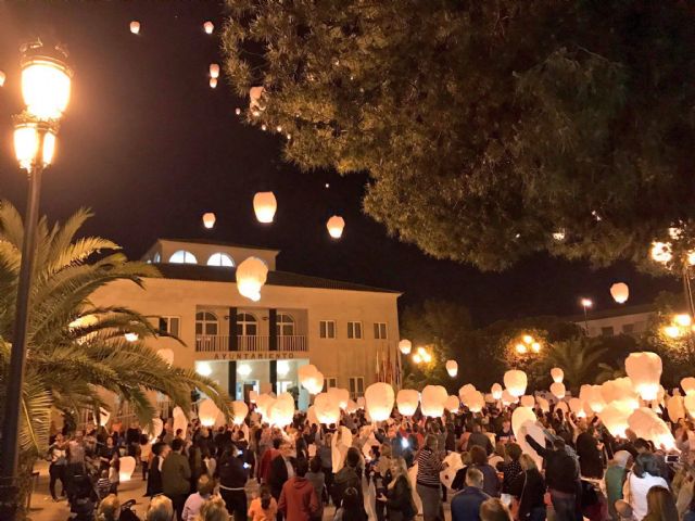 Casi 500 farolillos llenan el cielo de Lorquí de luz solidaria - 1, Foto 1