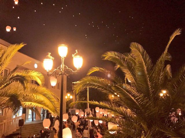 Casi 500 farolillos llenan el cielo de Lorquí de luz solidaria - 2, Foto 2