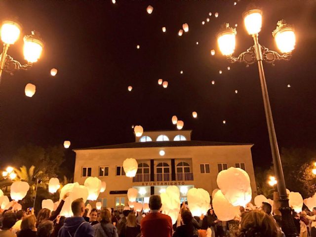 Casi 500 farolillos llenan el cielo de Lorquí de luz solidaria - 3, Foto 3