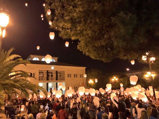Casi 500 farolillos llenan el cielo de Lorquí de luz solidaria - 4, Foto 4