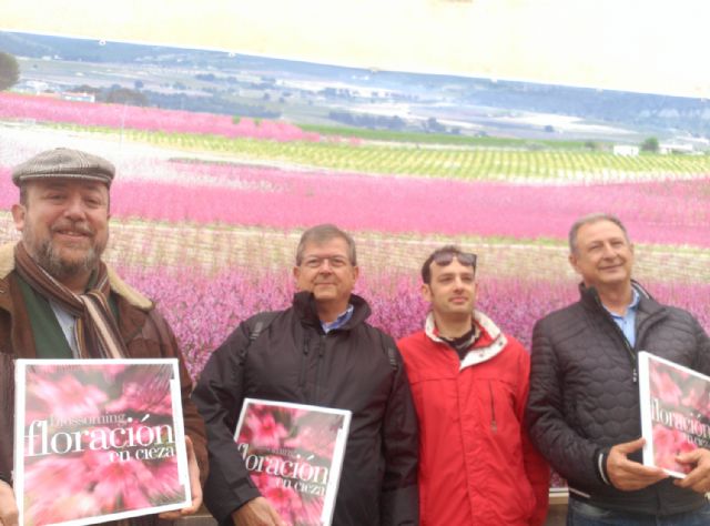 Economistas, graduados sociales y periodistas recorren la floración de Cieza - 2, Foto 2