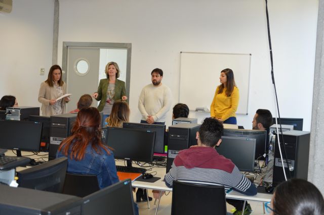 Doce jóvenes inician un curso gratuito de Inglés B1 - 1, Foto 1