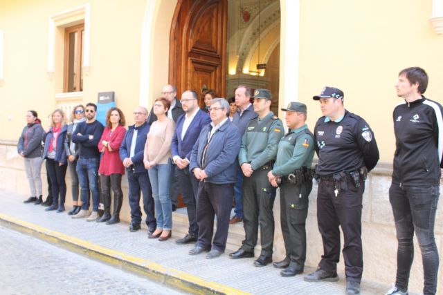 Minuto de silencio en la puerta del Ayuntamiento de Jumilla por el 1M - 1, Foto 1