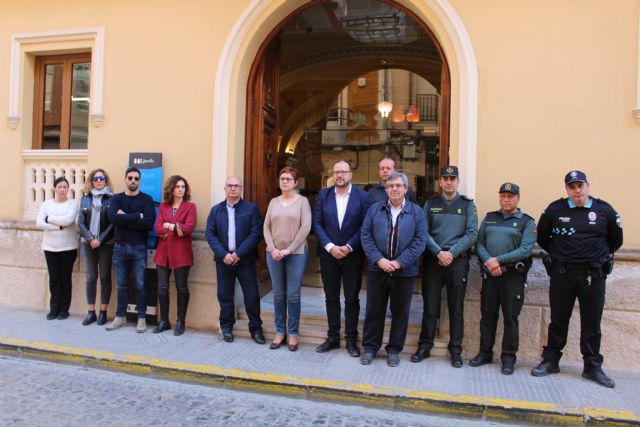 Minuto de silencio en la puerta del Ayuntamiento de Jumilla por el 1M - 2, Foto 2