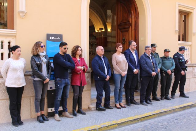 Minuto de silencio en la puerta del Ayuntamiento de Jumilla por el 1M - 3, Foto 3