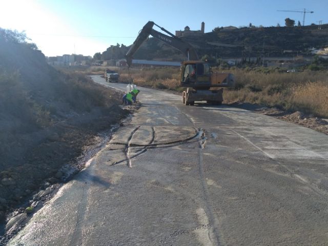 Varios desaprensivos dañan las obras de acondicionamiento del camino entre La Velica y la carretera del Pantano al invadirlo mientras el hormigón aún estaba fraguando - 1, Foto 1