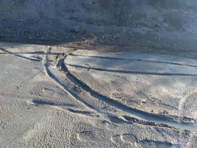 Varios desaprensivos dañan las obras de acondicionamiento del camino entre La Velica y la carretera del Pantano al invadirlo mientras el hormigón aún estaba fraguando - 2, Foto 2