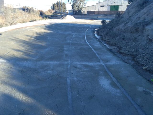 Varios desaprensivos dañan las obras de acondicionamiento del camino entre La Velica y la carretera del Pantano al invadirlo mientras el hormigón aún estaba fraguando - 3, Foto 3
