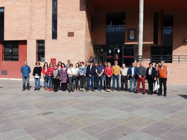 Corporación, trabajadores municipales y ciudadanía molinense guardan un minuto de silencio en recuerdo de las víctimas del terrorismo - 1, Foto 1