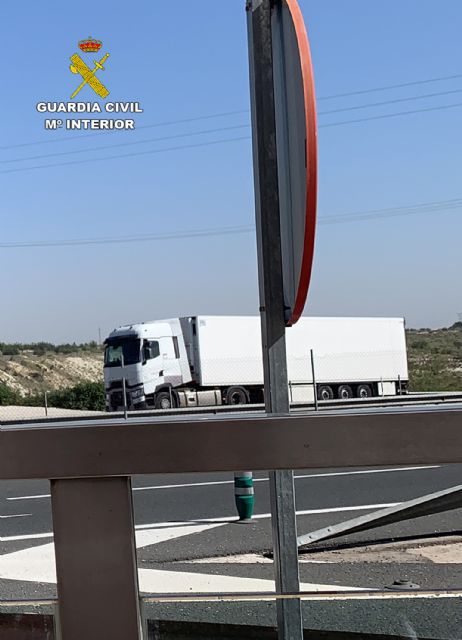 La guardia civil intercepta un importante cargamento de cogollos de marihuana con destino a países bajos - 1, Foto 1