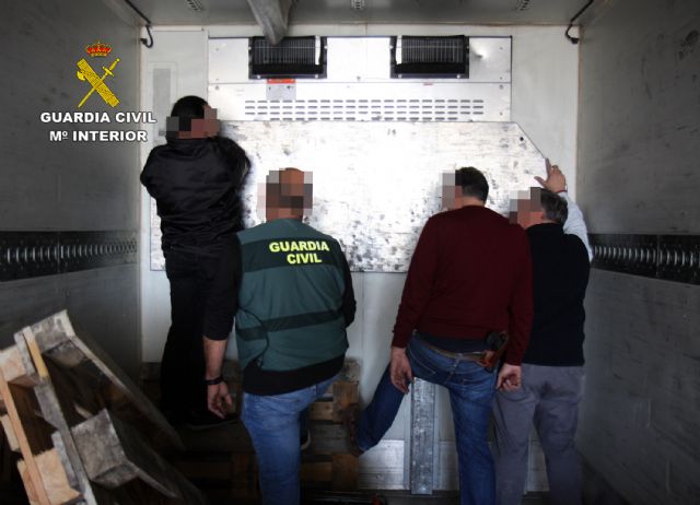 La guardia civil intercepta un importante cargamento de cogollos de marihuana con destino a países bajos - 5, Foto 5