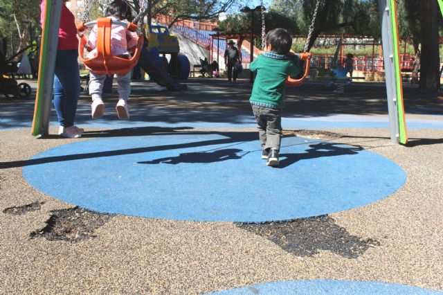 Adjudican las obras de reparación del pavimento amortiguador y de juegos infantiles del parque municipal Marcos Ortiz, Foto 3