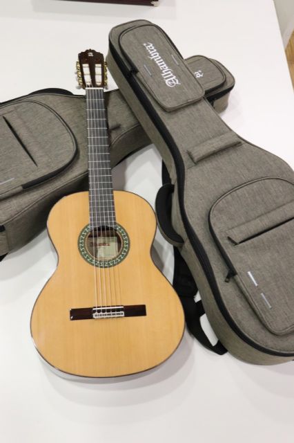 Muebles Nogal Yecla dona dos guitarras para la Escuela de Música - 1, Foto 1