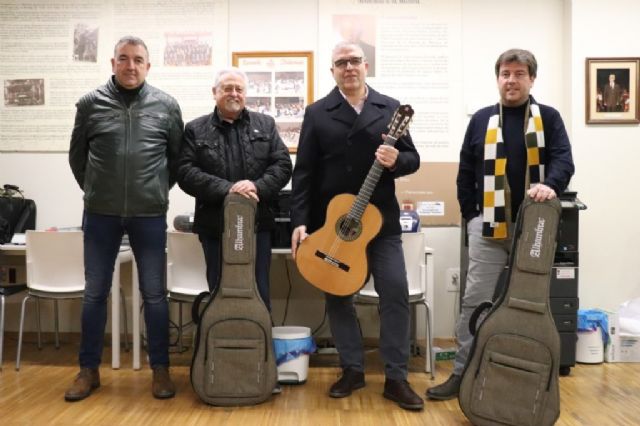 Muebles Nogal Yecla dona dos guitarras para la Escuela de Música - 2, Foto 2