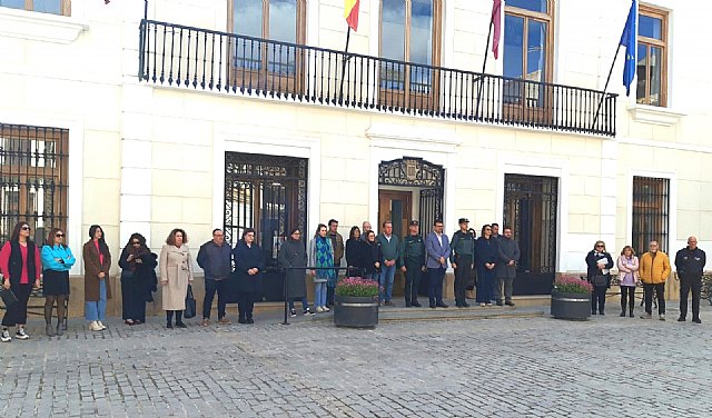 El Ayuntamiento de Cieza guarda un minuto de silencio en memoria de las víctimas del 11M - 1, Foto 1