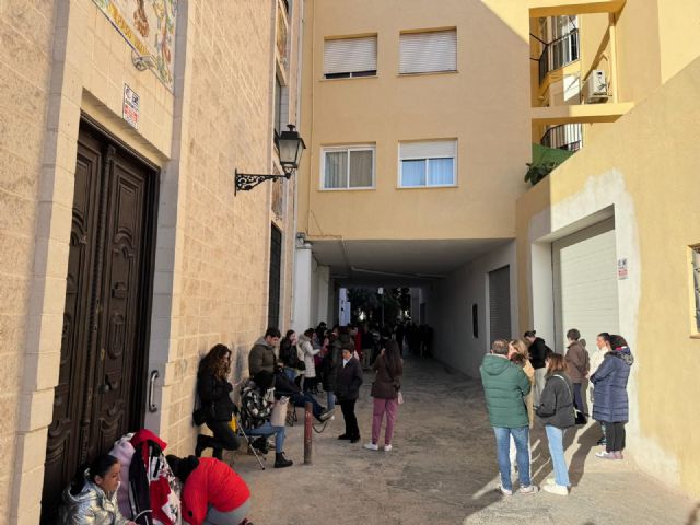 Colas en el arranque de la venta de las sillas para Viernes de Dolores y Domingo de Ramos en Lorca - 2, Foto 2