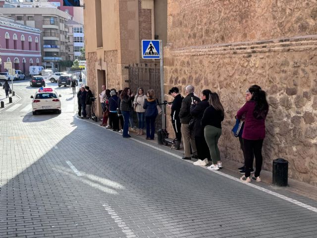 Colas en el arranque de la venta de las sillas para Viernes de Dolores y Domingo de Ramos en Lorca - 3, Foto 3