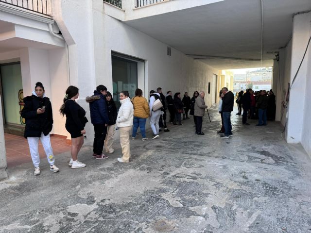 Colas en el arranque de la venta de las sillas para Viernes de Dolores y Domingo de Ramos en Lorca - 4, Foto 4