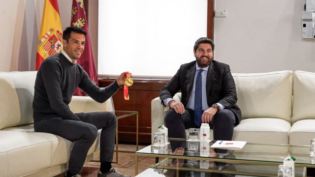 López Miras recibe atleta Miguel Ángel López tras proclamarse campeón de España de 35 kilómetros marcha - 1, Foto 1