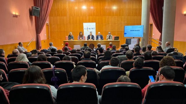 Cerca de un centenar de personas con discapacidad participan en un taller para aprender a realizar compras 'online' - 1, Foto 1