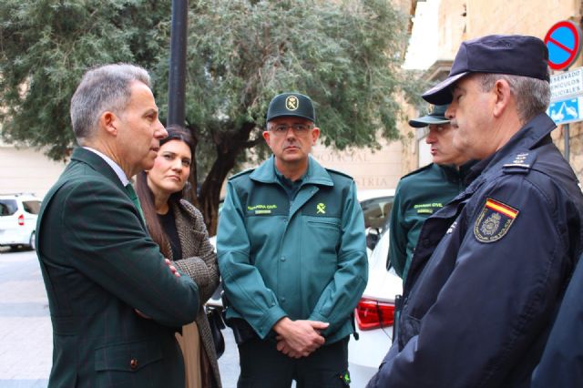 Lorca se suma al homenaje a las víctimas del terrorismo con un minuto de silencio en la Plaza del Ca&ntilde;o - 2, Foto 2
